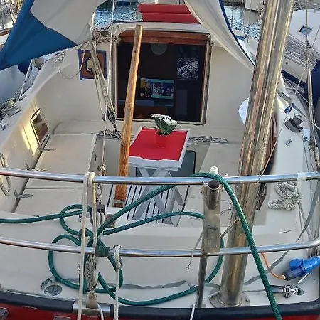 船上ホテル Barco El Viento サン・アドリア・デ・ベソス